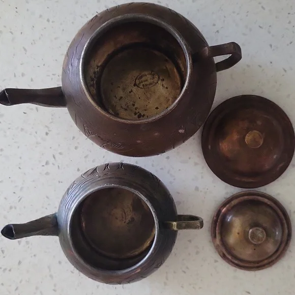 Vintage Hand-Engraved Copper Teapots – Set of 2 – Signed “SAR AHMET / GAZIANTEP” - Picture 2 of 9